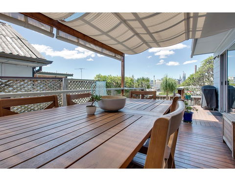 Spacious Cottage With Views, 10 Mins From The City - Accommodation in Brisbane 8