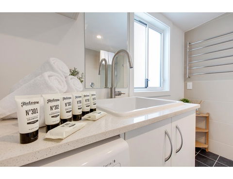 Spacious Cottage With Views, 10 Mins From The City - Accommodation in Brisbane 14