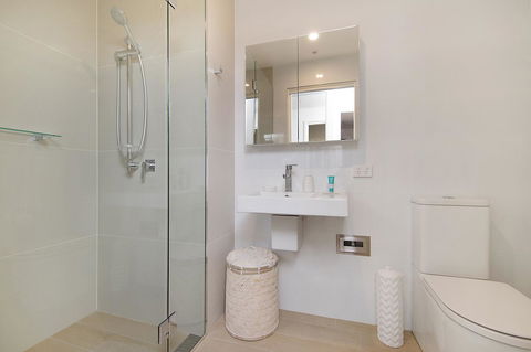 Arena Luxury Beachfront Apartment - Accommodation in Brisbane 25