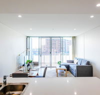 Near train station new 2 BR apt/free parking - Accommodation in Brisbane