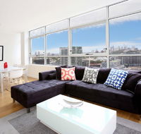 Gadigal Groove - Modern and Bright 3BR Executive Apartment in Zetland with Views - Accommodation in Brisbane
