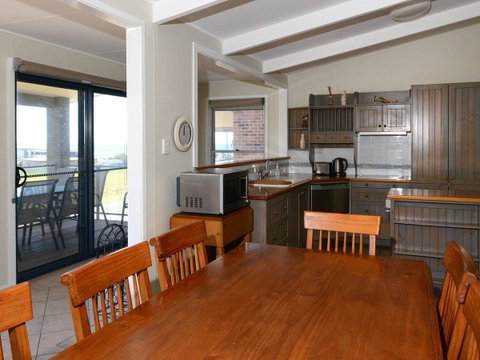 2 Cliff Road - Accommodation in Brisbane 5