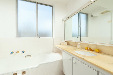 Bondi Apt. For 4 With Panoramic Ocean And Park Views - Accommodation in Brisbane 3