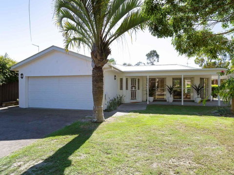 Bonito', 26 Bonito Street - Pet Friendly Housewith Aircon - Accommodation in Brisbane 0