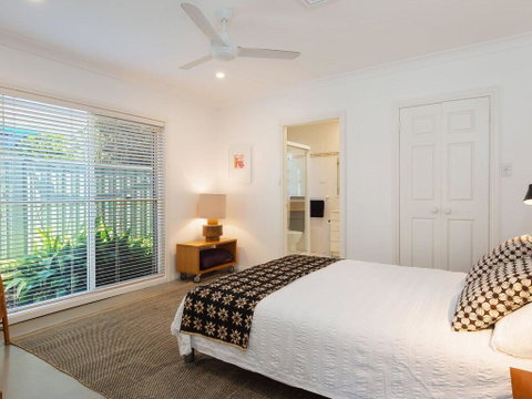 Bonito', 26 Bonito Street - Pet Friendly Housewith Aircon - Accommodation in Brisbane 1