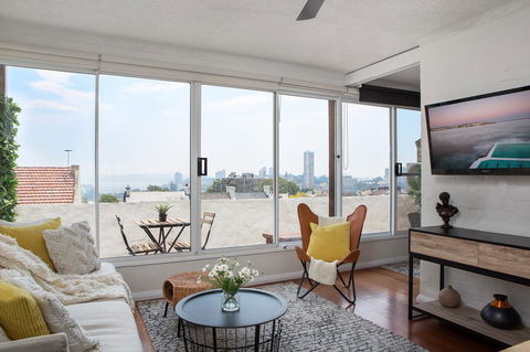 Boutique Apartment With Fantastic Harbour Views - Accommodation in Brisbane 3