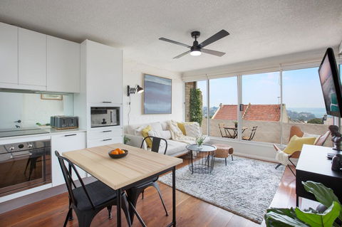 Boutique Apartment With Fantastic Harbour Views - Accommodation in Brisbane 0