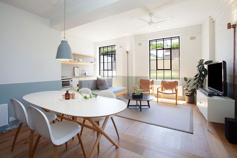 Boutique, Sunlit Studio With Designer Furnishings - Accommodation in Brisbane 0