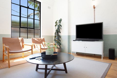Boutique, Sunlit Studio With Designer Furnishings - Accommodation in Brisbane 3