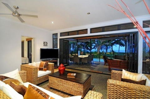 Bramston Beach - Luxury Holiday House - Accommodation in Brisbane 1