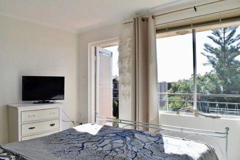 BRIGHT And Airy TOP FLOOR Apartment With FAB Views - Accommodation in Brisbane 1