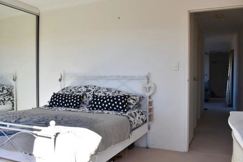 BRIGHT And Airy TOP FLOOR Apartment With FAB Views - Accommodation in Brisbane 3