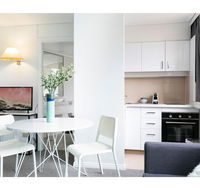 Bright modern studio steps from the action - Accommodation in Brisbane