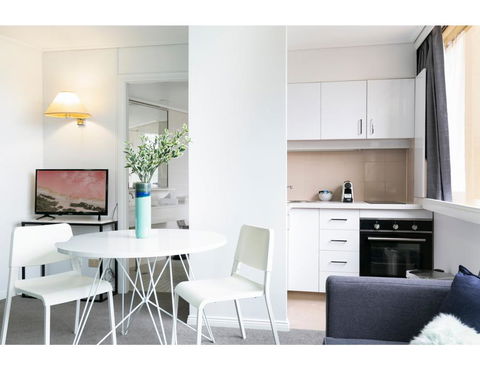 Bright, Modern Studio Steps From The Action - Accommodation in Brisbane 0