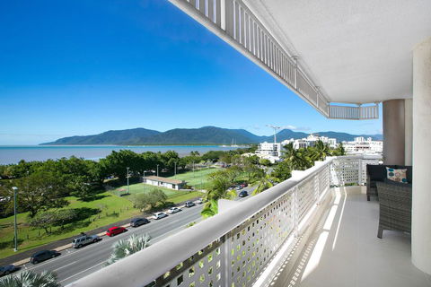 Cairns Luxury Seafront Apartment - Accommodation in Brisbane 2