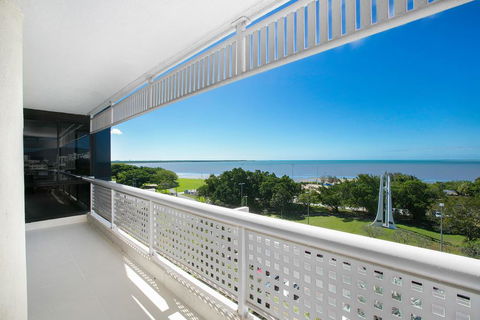 Cairns Luxury Seafront Apartment - Accommodation in Brisbane 3