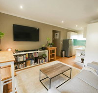 Chic Pet Friendly  500m to the Beach w/ parking - Accommodation in Brisbane