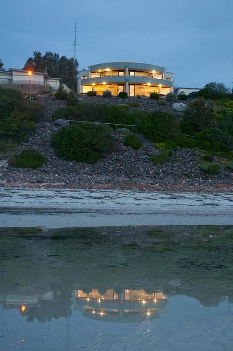 Cliff House Beachfront Villas - Accommodation in Brisbane 3