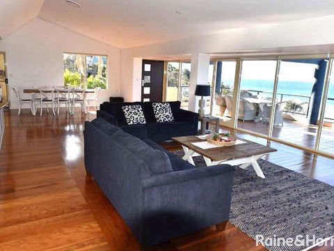 Cliff View - 62 Forresters Beach Road - Accommodation in Brisbane 1