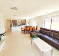 Comfortable 5BR House 6mins to Werribee Station.Great Ocean Road tourist stopover - Accommodation in Brisbane