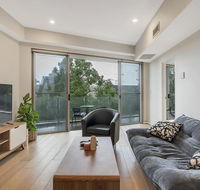 Convenient Apartment - 1 Min Walk To Train - Accommodation in Brisbane