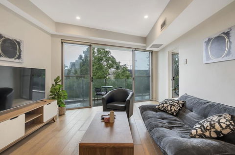 Convenient Apartment - 1 Min Walk To Train - Accommodation in Brisbane 0
