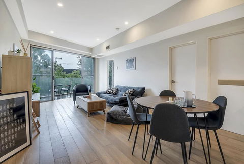 Convenient Apartment - 1 Min Walk To Train - Accommodation in Brisbane 3