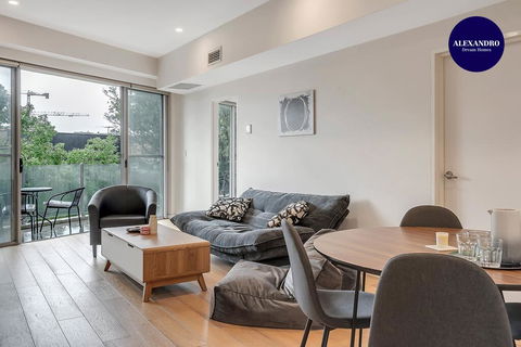 Convenient Apartment - 1 Min Walk To Train - Accommodation in Brisbane 2
