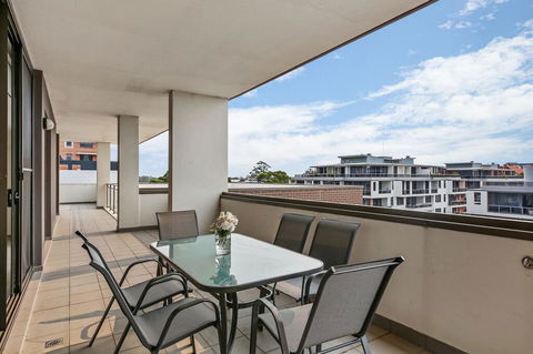 Cosy 3BR Penthouse Close To Westfield And Train - Accommodation in Brisbane 2