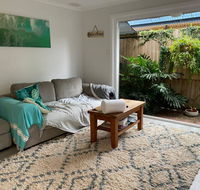 Cosy Backyard Apartment Close To Miami Beach - Accommodation in Brisbane