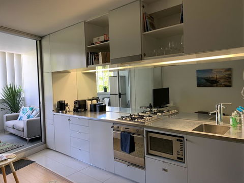 Darlinghurst Spacious Apartment With Balcony And Pool With Harbour Views - Accommodation in Brisbane 1