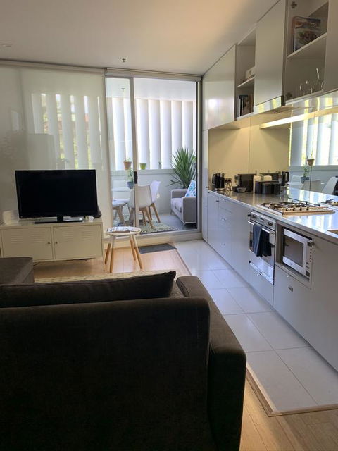 Darlinghurst Spacious Apartment With Balcony And Pool With Harbour Views - Accommodation in Brisbane 3