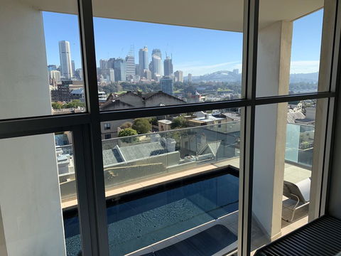 Darlinghurst Spacious Apartment With Balcony And Pool With Harbour Views - Accommodation in Brisbane 0