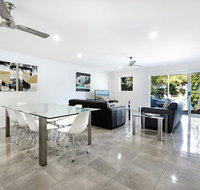 Diamond Beach 3 Bedroom Poolside Apartment - Accommodation in Brisbane