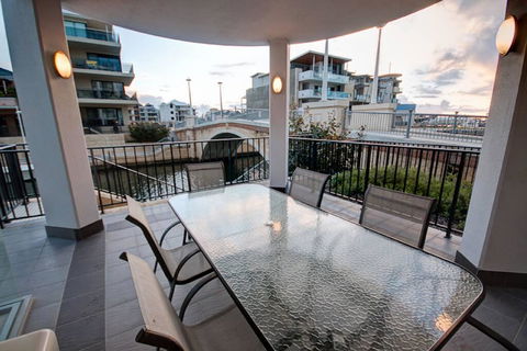 Dolphin Quay Apartment-3 Bedroom - Accommodation in Brisbane 0