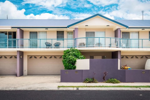 Driftwood - Modern Townhouse - Accommodation in Brisbane 0