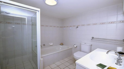 Ebbtide 3 - On Main Beach! - Accommodation in Brisbane 3