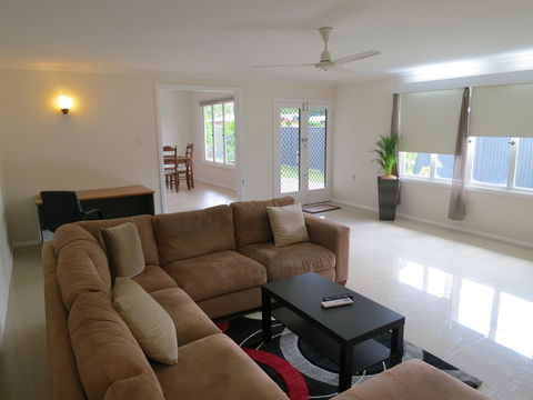 Edge Hill Clean & Green Cairns, 7 Minutes From The Airport, 7 Minutes To Cairns CBD & Reef Fleet Terminal - Accommodation in Brisbane 0
