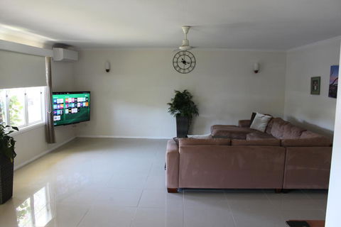 Edge Hill Clean & Green Cairns, 7 Minutes From The Airport, 7 Minutes To Cairns CBD & Reef Fleet Terminal - Accommodation in Brisbane 1