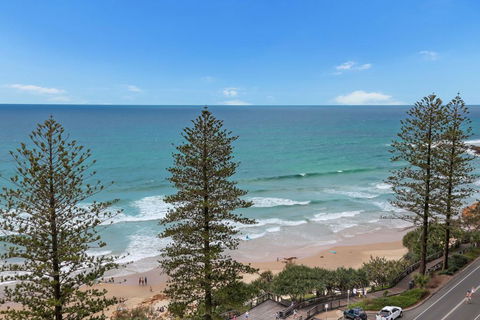 FABULOUS BEACHFRONT POSITION - Accommodation in Brisbane 0