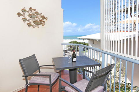 FABULOUS BEACHFRONT POSITION - Accommodation in Brisbane 1