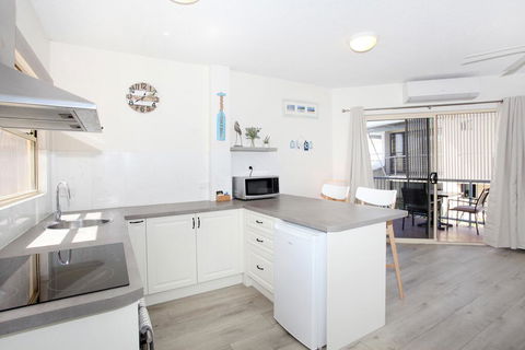 FABULOUS BEACHFRONT POSITION - Accommodation in Brisbane 3