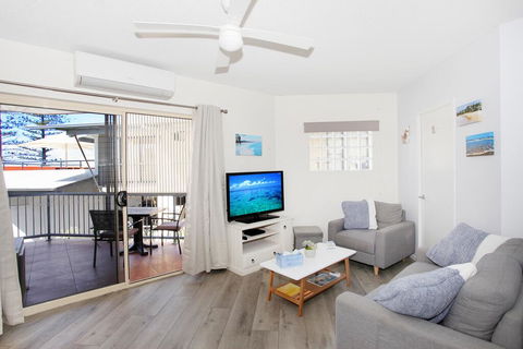 FABULOUS BEACHFRONT POSITION - Accommodation in Brisbane 2
