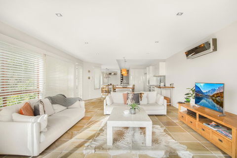 Family House With BBQ Deck, Water View And Parking - Accommodation in Brisbane 0