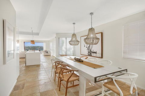 Family House With BBQ Deck, Water View And Parking - Accommodation in Brisbane 3
