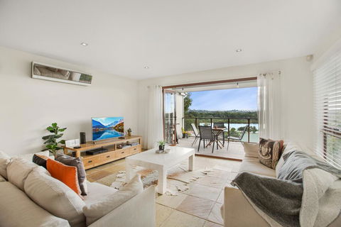 Family House With BBQ Deck, Water View And Parking - Accommodation in Brisbane 1