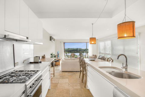 Family House With BBQ Deck, Water View And Parking - Accommodation in Brisbane 2