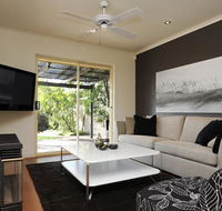 Feathers Serviced Townhouse - Accommodation in Brisbane