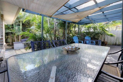 FRANGIPANI BEACH HOUSE - PET FRIENDLY 22 Belbourie Cres Boomerang Beach - Accommodation in Brisbane 2
