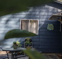 Funky Flat on Acreage - Accommodation in Brisbane